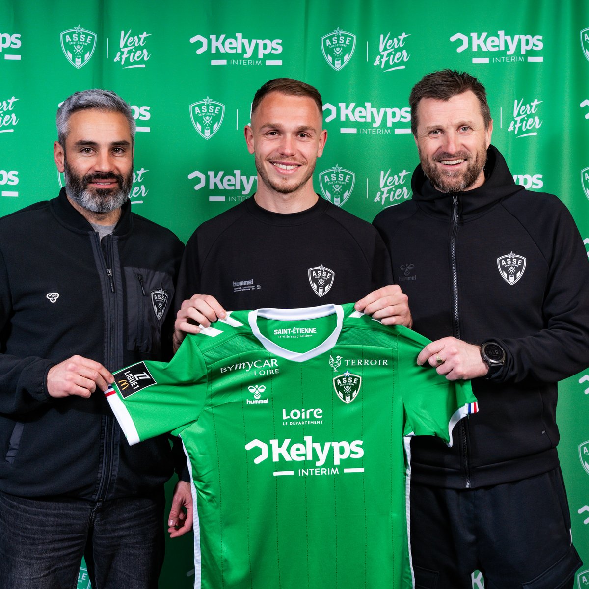 ASSEofficiel's tweet photo. 🔙 (Re)bienvenue à la maison, Irvin Cardona ! 💚

L’attaquant de 27 ans repasse au Vert, cette fois en @Ligue1, pour atteindre de nouveaux objectifs ! 👇