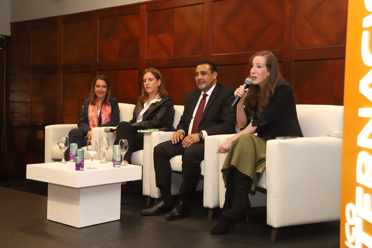 Atrevia's tweet photo. ⚫ Hace unos días, Glenda Ruiz, Country Manager de #ATREVIAEcuador, asistió a un evento organizado por la @CamespaQuito en el que se analizaba el panorama electoral en #Ecuador.
 
💭 "Los multilaterales han marcado, con sus previsiones, la base del discurso y promesas electorales. La cuestión es ¿Cómo hacer viables esas propuestas? Hay escepticismo en la población", afirmó Glenda.
 
💭 "Es la primera vez que estamos viendo una campaña real por la Asamblea, clave para la gobernabilidad del país. Aún así, las predicciones apuntan a una cámara fragmentada", apuntó sobre el panorama y la #comunicación política.
 
Glenda Ruiz B. compartió panel junto a @fabriciovelav y @Edurnequincoces, moderado por @cslaulhe, presidenta de #ATREVIAMéxico y vicepresidenta de ATREVIA para la Región Andina.
 
Su participación en este acto se enmarca dentro de los resultados que arroja el informe Latinobarómetro 2024, que revela, por ejemplo, que menos de la mitad de la población cree en la democracia, y que más del 60% aceptaría un gobierno autoritario si resolviera los problemas. Las cifras actuales sugieren una segunda vuelta con un voto enfocado en estabilidad, aunque el panorama aún puede cambiar en dos semanas.
 
Gracias a la @CamespaQuito por la invitación. Continuaremos siguiendo de cerca toda la #actualidad de la región.