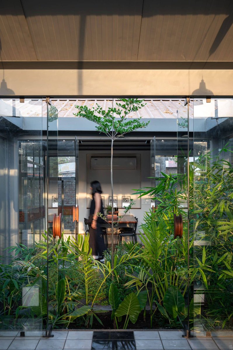 commdesignitp's tweet image. Monokuro by Compartment s4: Adaptive reuse of industrial building in Ahmedabad✨

Read More - commercialdesignindia.com/projects/monok…

#officedesigner #commercialproject #officespaces #officedesigntrends #officetrends #architecturalwriting #commercialdesignitp