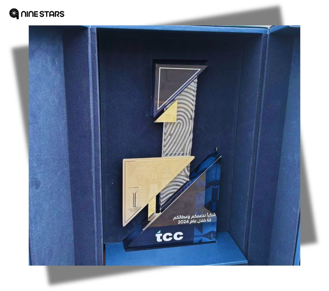 9starsevent's tweet photo. سعدنا بالعمل على تصميم وتنفيذ درع لشركة  تحكم التقنية.تم تصميم الدرع بأسلوب يجمع بين الاحترافية والابتكار،من  خلال التفاصيل الهندسية وخطوط البصمة التي ترمز إلى الريادةوالتقدم. يجسدهذا العمل التزام تحكم بدعم التحول الرقمي في المملكةومواكبة تطلعاتها نحو مستقبل أكثر تطورًاوازدهارًا https://t.co/Xtc7nhM5RR