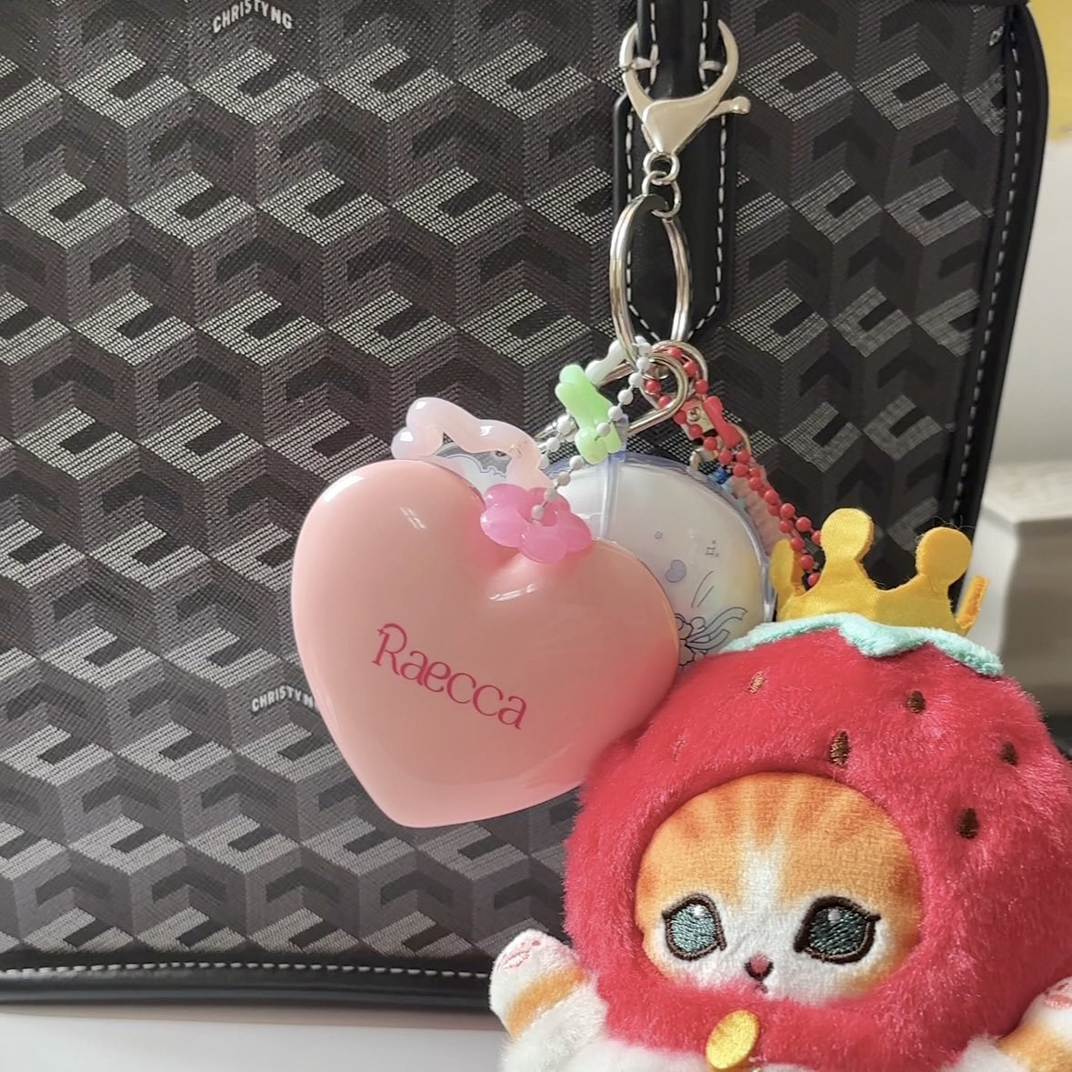 beautiaf's tweet image. TINTED LIPBALM VERY CUTESY ˚ 𐙚 

sangat gemasss dan multifungsi bisa dijadiin bagcharm juga. lembabnya pas, bisa nutup bibir two tones dan shadenya cantik-cantik💗🎀