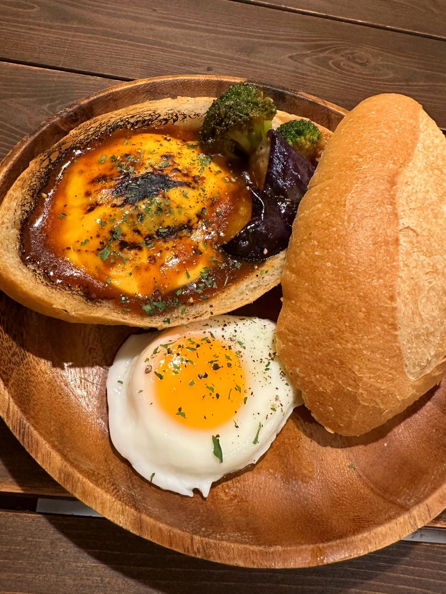 CnSteak's tweet photo. 来週はコンパクトなnontitle写真展
9月には大規模な写真展を行います♪

開催期間中、店内のみの限定メニューは

黒毛和牛のチェダーチーズハンバーグ
ごはんいらず

久しぶりにくり抜いたぱん
1200yenでの提供です♪

期間中はよろしくお願いします🙏 https://t.co/sEwLqCUw3n