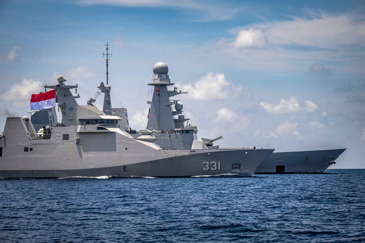 French_CSG's tweet photo. 25/01 La frégate de défense aérienne du groupe aéronaval 🇫🇷 a réalisé un exercice d’évolution tactique avec la frégate 🇮🇩 Raden Eddy Martadinata.
The air defense destroyer 🇫🇷 of #French_CSG conducted a tactical evolution exercise with the corvette 🇮🇩 Raden Eddy Martadinata. https://t.co/zUg6uawdzx