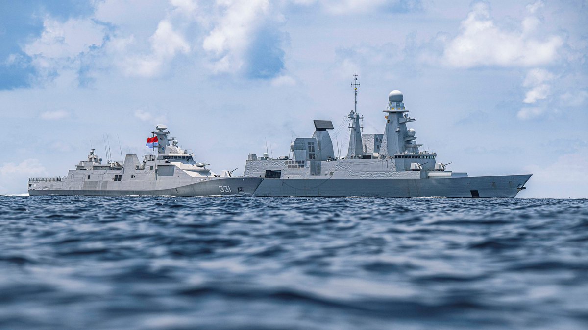 French_CSG's tweet photo. 25/01 La frégate de défense aérienne du groupe aéronaval 🇫🇷 a réalisé un exercice d’évolution tactique avec la frégate 🇮🇩 Raden Eddy Martadinata.
The air defense destroyer 🇫🇷 of #French_CSG conducted a tactical evolution exercise with the corvette 🇮🇩 Raden Eddy Martadinata. https://t.co/zUg6uawdzx