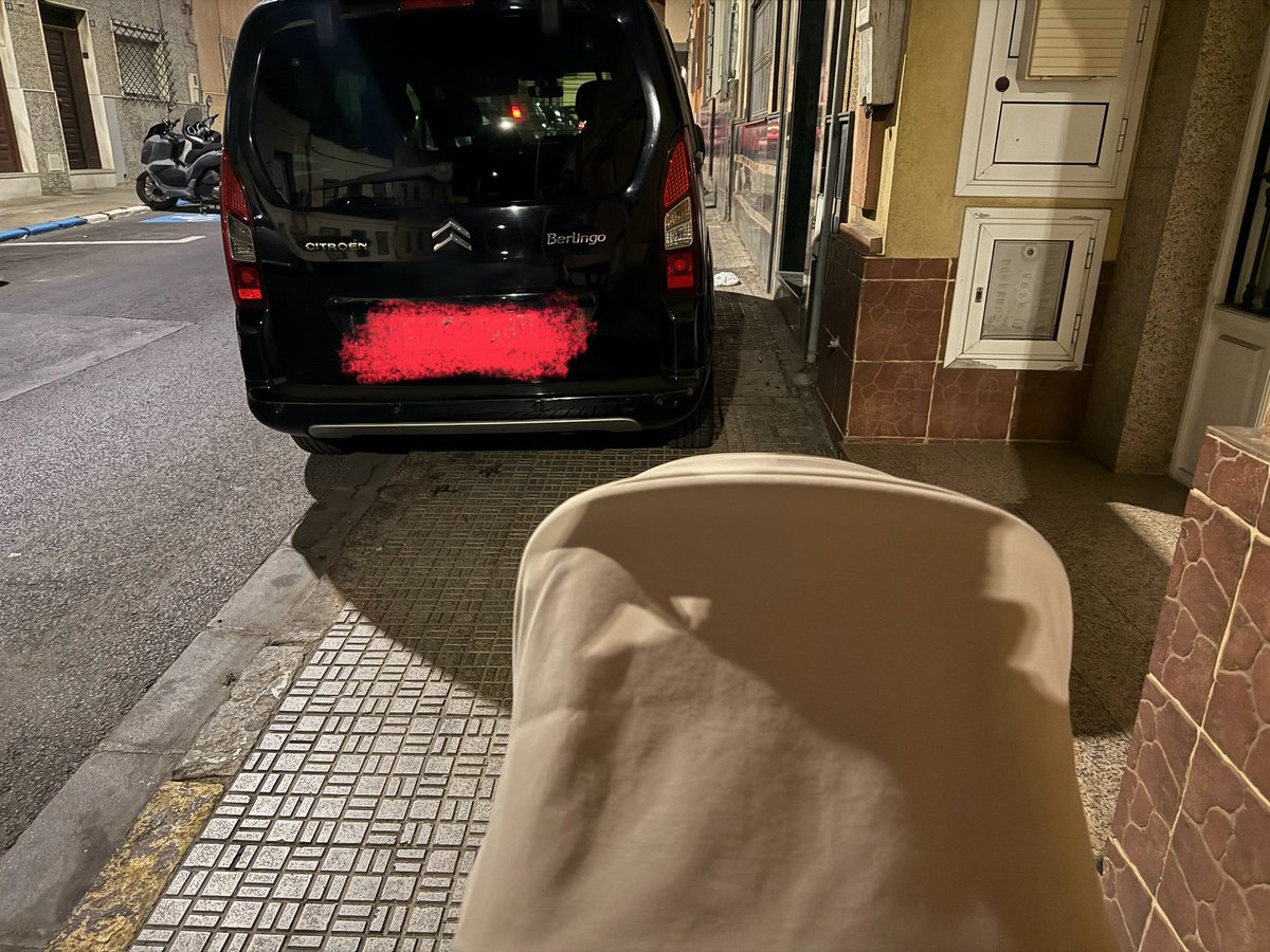LeandroMN93's tweet photo. Una vez más imposible circular con mi hija por este barrio, para que están las señales y los bordillos amarillos? @policia_localML @unpolicialocal https://t.co/Lt4TMfOop1
