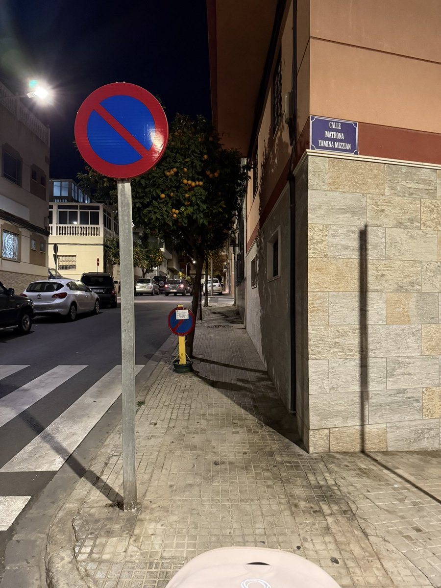 LeandroMN93's tweet photo. Una vez más imposible circular con mi hija por este barrio, para que están las señales y los bordillos amarillos? @policia_localML @unpolicialocal https://t.co/Lt4TMfOop1