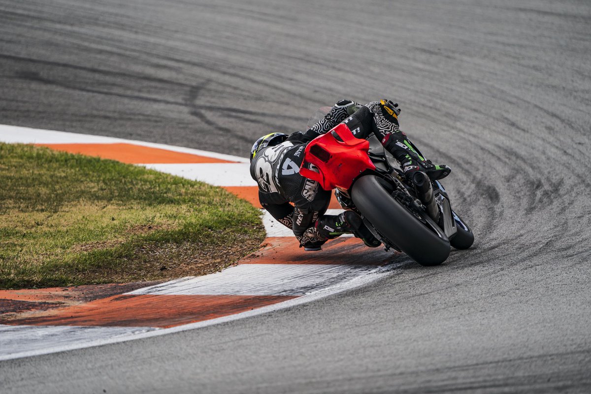 davidsalvador38's tweet photo. Ayer fue un día divertido en @CircuitValencia ✊🏻🏍️

📸 @PacoDiazPhoto 

#DS38 #Motos https://t.co/YOuSw3NYrG
