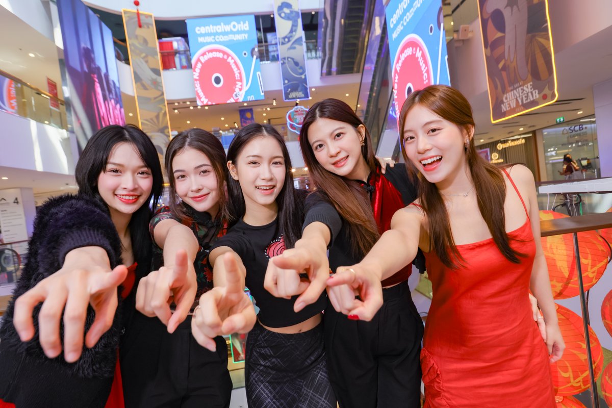 centralwOrld's tweet photo. ขอขอบคุณ ’QRRA‘ ที่แวะมาชมจอ centralwOrld Digital Void Screen พร้อมฝากซิงเกิลใหม่ ’After Flirt‘ 🚨🖤

มาฟังและชม ’After Flirt‘ จาก ’QRRA‘
ใน #CTWMusicNewRelease ได้ที่
📌centralwOrld Digital Void Screen
📌centralwOrld LED Entrance
📌centralwOrld LED Car Park
ตั้งแต่วันที่ 25 ม.ค. 68 - 3 ก.พ. 68

#CTWMusicCommunity
#centralwOrld
#QRRA