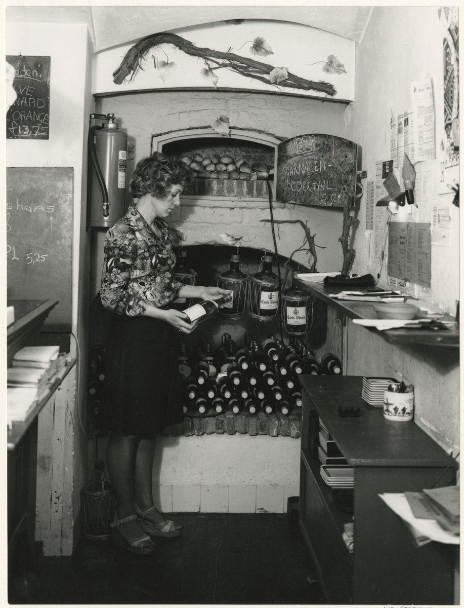 Dagelijkse Groenmarkt, interieur van het kelderrestaurant 'Onder 't oude Raedthuys'.

Foto: 1975, Dienst voor de Stadsontwikkeling

#haagsgemeentearchief #denhaag #geschiedenis #streetsofthehague