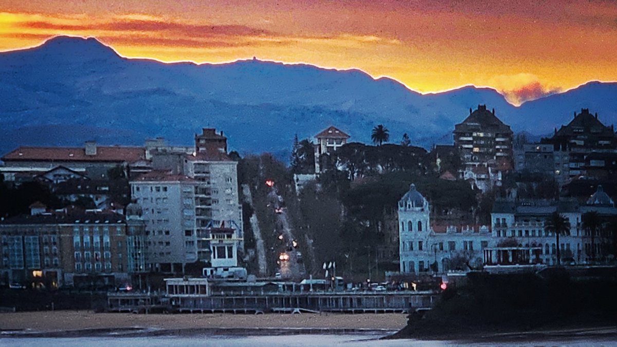 Pues sí que despertó bonita la ciudad hoy 🧡🌆😍

#BuenosDías para todos desde Santander -  Cantabria - <a href="/spain/">Spain</a>