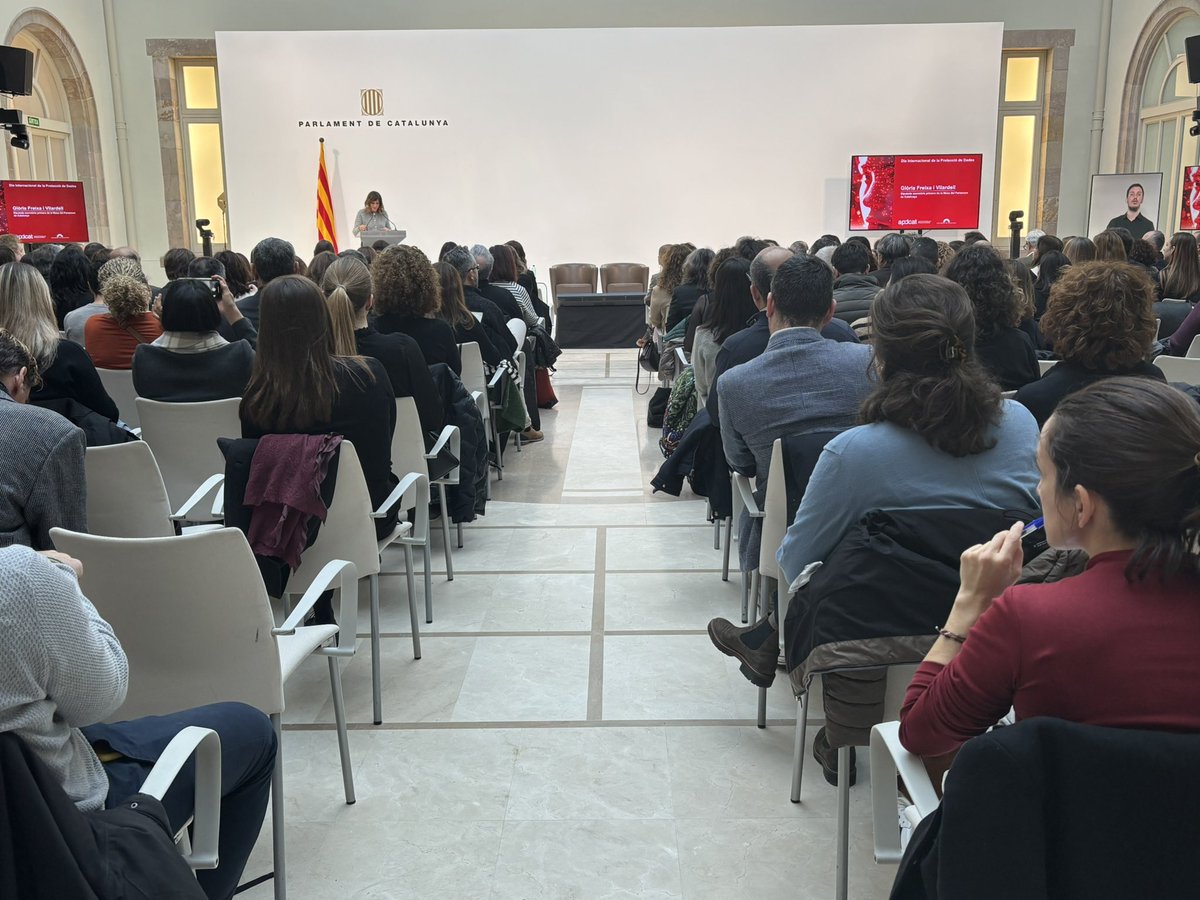 La diputada secretària de la Mesa del <a href="/parlamentcat/">Parlament de Catalunya</a> <a href="/gloriafreixav/">Glòria Freixa Vilardell 🎗</a> dona la benvinguda a les més de 280 persones assistents representants d'entitats públiques, universitats i empreses