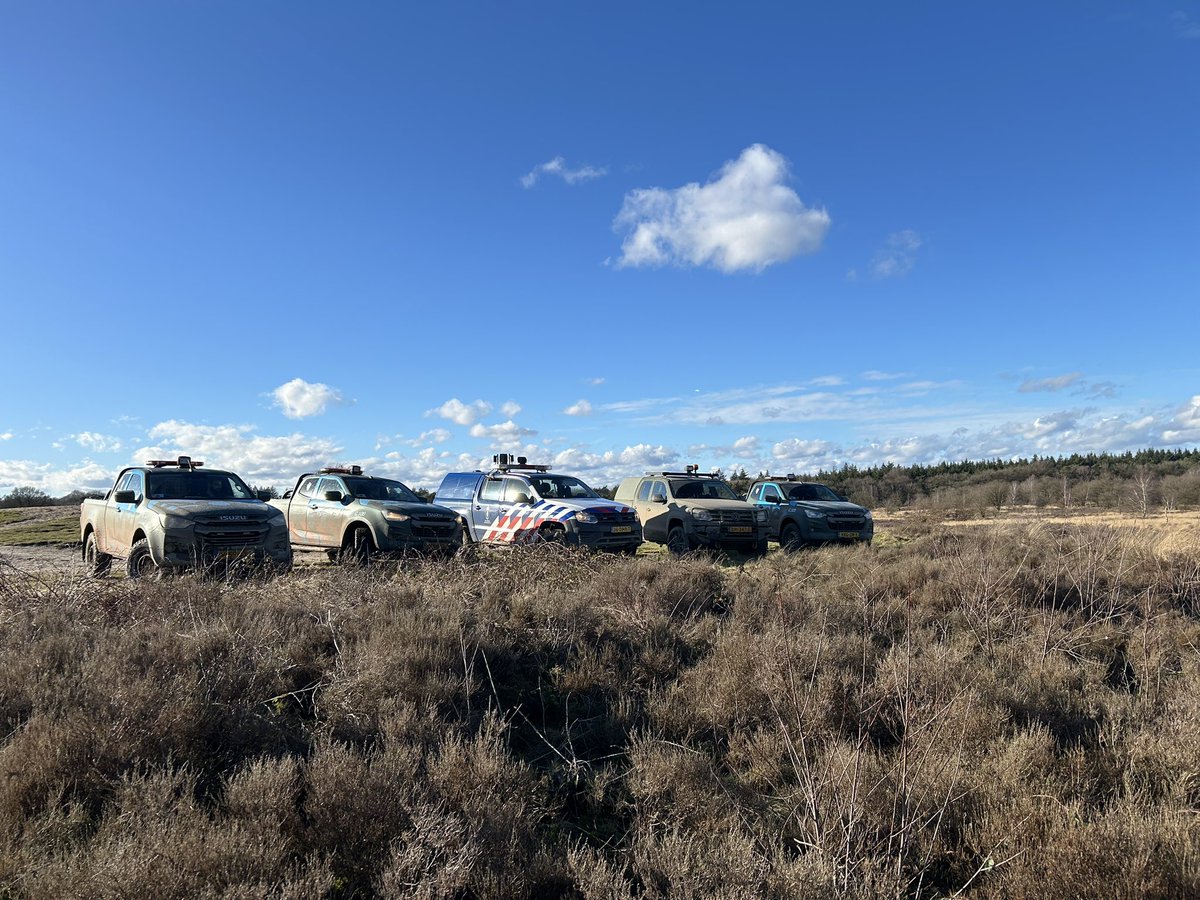Vandaag is de <a href="/GemeenteEde/">Gemeente Ede</a> begonnen met schelpengruis tegen de verzuring in het #Edesebos. Tijdens de werkzaamheden zijn de gebieden gesloten. #extratoezicht #dronedetectie  KMAR ter ondersteuning ook aanwezig. #samewerking