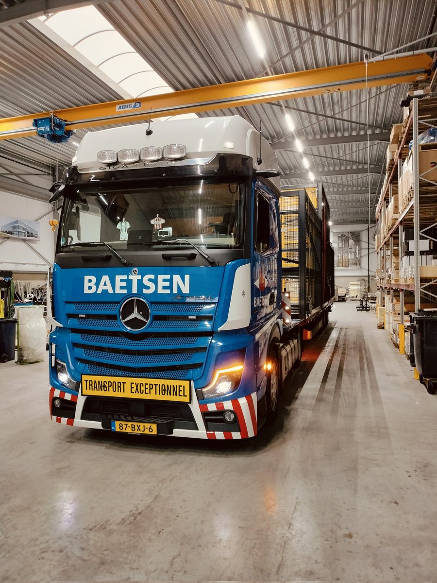 JansenEJG's tweet photo. Dankzij mijn planner 2 uur te laat op mijn laadadres. Desondanks een bak koffie van vriendelijk volk wat me heeft geladen en nu op weg heeft naar Woerden met een transportlift uit vier delen. #stapro #reusel #truckerlife https://t.co/y9FR4lL3gQ
