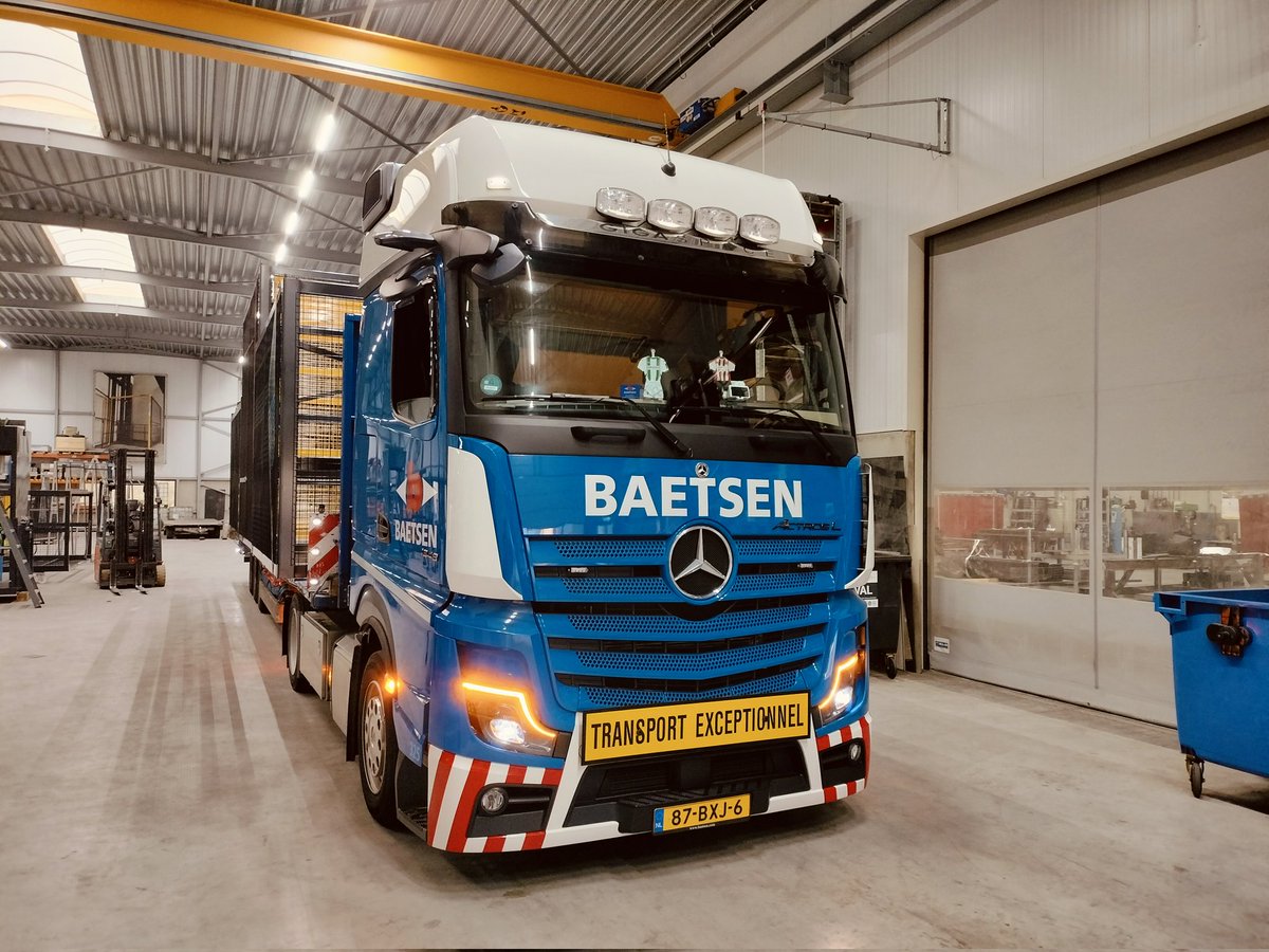 JansenEJG's tweet photo. Dankzij mijn planner 2 uur te laat op mijn laadadres. Desondanks een bak koffie van vriendelijk volk wat me heeft geladen en nu op weg heeft naar Woerden met een transportlift uit vier delen. #stapro #reusel #truckerlife https://t.co/y9FR4lL3gQ