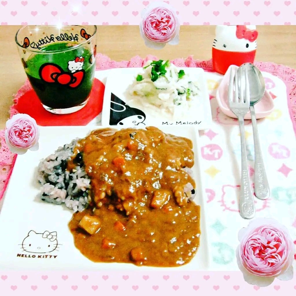 NorihoPink's tweet photo. 今日のラッキーフードカレーだからランチはカレー弁当🍱だったけど、(近日投稿✨)
4年前の今日もカレー食べて投稿してました。(笑)しかもキティちゃんだらけ。🥰😂
10穀米ごはんにレトルトカレーで、大根とコリアンダーのおいマヨサラダだけ作りました。 #ハローキティファン #hellokittyfan https://t.co/DZc6w8vKJi