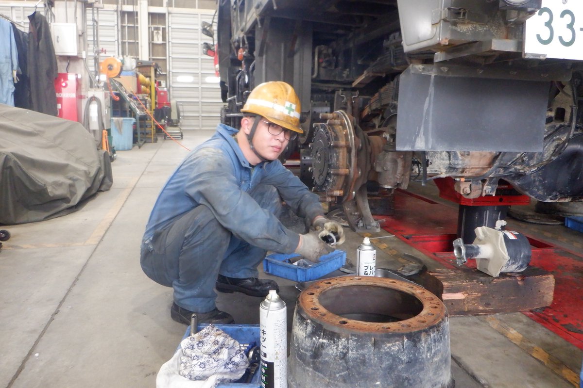 3log_senzo's tweet image. 【部隊紹介シリーズ】今回は第２整備大隊第１普通科直接支援中隊を紹介します。福知山駐屯地に所在し、主に第７普通科連隊が保有する火器、車両、誘導武器等の整備、回収を担任する部隊です。写真は、車両整備を行っている隊員の姿です。
#第３後方支援連隊 #千僧駐屯地 #１ＤＳ #福知山