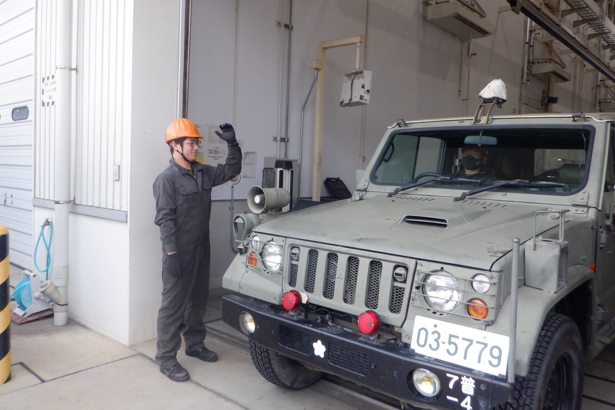 3log_senzo's tweet image. 【部隊紹介シリーズ】今回は第２整備大隊第１普通科直接支援中隊を紹介します。福知山駐屯地に所在し、主に第７普通科連隊が保有する火器、車両、誘導武器等の整備、回収を担任する部隊です。写真は、車両整備を行っている隊員の姿です。
#第３後方支援連隊 #千僧駐屯地 #１ＤＳ #福知山