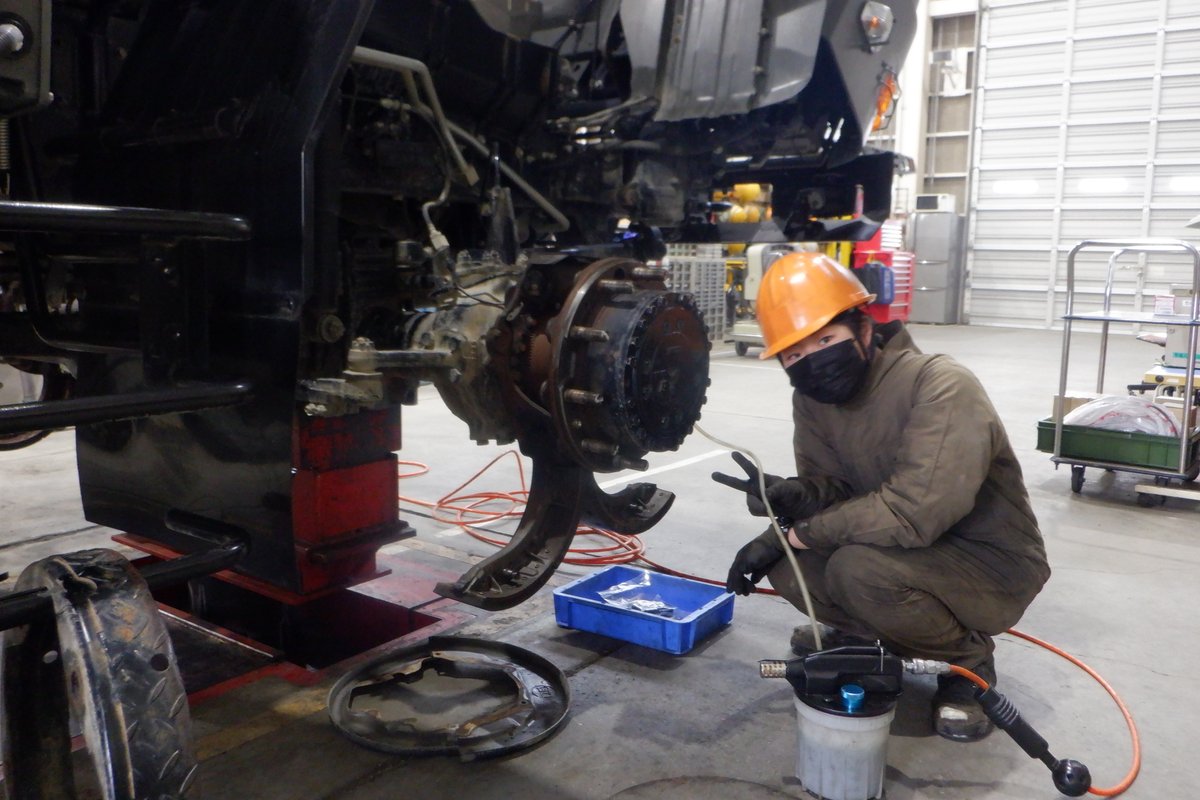 3log_senzo's tweet image. 【部隊紹介シリーズ】今回は第２整備大隊第１普通科直接支援中隊を紹介します。福知山駐屯地に所在し、主に第７普通科連隊が保有する火器、車両、誘導武器等の整備、回収を担任する部隊です。写真は、車両整備を行っている隊員の姿です。
#第３後方支援連隊 #千僧駐屯地 #１ＤＳ #福知山