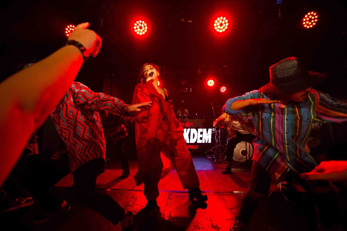 ShokoShibamoto's tweet photo. MINMI「ATTACKDEM 全国ツアーFINAL in大阪『アタックと旅する仲間たち』」
★衣装制作を担当しました
#MINMI
#ATTACKDEM #アタックデン
#アタックと旅する仲間たち
#ツアーファイナル
#大阪
#セットアップ #セットアップスタイル
#ファッション #スタイリスト
#衣装デザイナー
#衣装製作 #衣装 https://t.co/XhSfR3SlX2