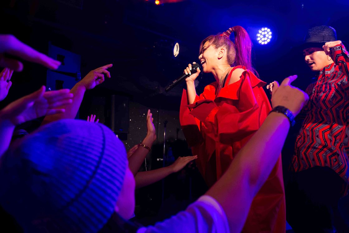 ShokoShibamoto's tweet photo. MINMI「ATTACKDEM 全国ツアーFINAL in大阪『アタックと旅する仲間たち』」
★衣装制作を担当しました
#MINMI
#ATTACKDEM #アタックデン
#アタックと旅する仲間たち
#ツアーファイナル
#大阪
#セットアップ #セットアップスタイル
#ファッション #スタイリスト
#衣装デザイナー
#衣装製作 #衣装 https://t.co/XhSfR3SlX2