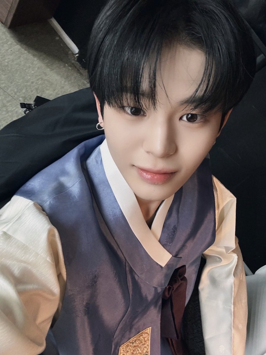 moonjh_05's tweet photo. 정현이가 너무 예뻐🫳🫳🫳💜 https://t.co/ATsHCifop7