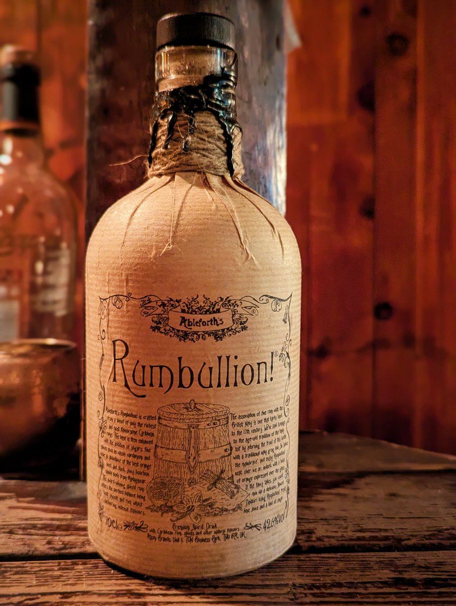 ランバリオン！】 ランバリオンという言葉はラムの語源と言われており、イギリスのデボンシャー地方の方言で興奮、大騒ぎ、乱痴気騒ぎを意味 し、最初にサトウキビの酒を試した島民たちが、酔って興奮し大騒ぎをしたのが由来だといわれる。