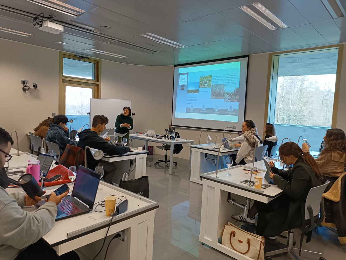 Bodegas_Alvear's tweet image. 🗣️Recordamos la #catadevinos @GrandesPagos con el tercer grupo de alumnos del 3º de Grado del Basque Culinary Center @bculinary 
Se cataron nuestros vinos de la mano de Ana Martín, Enóloga de @Astobizawine 

#AmontilladoSecular
#BodegasAlvear