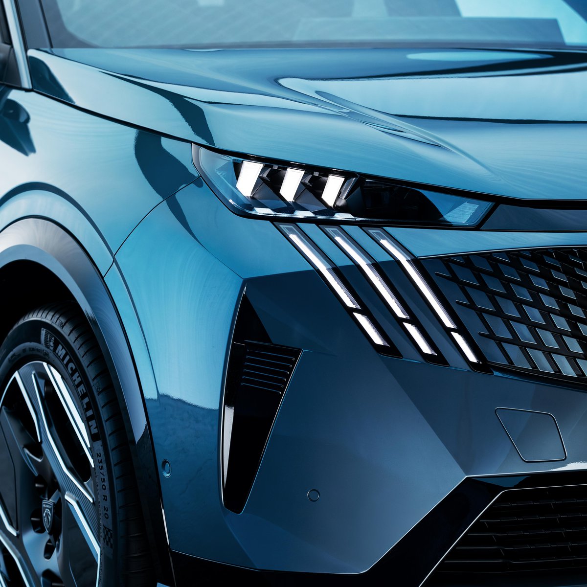 Tauche ein in den #NeuenPeugeotE5008 – eine Mischung aus Raffinesse und elektrifizierter Leistung. Bereit, deine #vollelektrische Reise neu zu definieren. #NeueGrenzeInElektrisch #Peugeot
