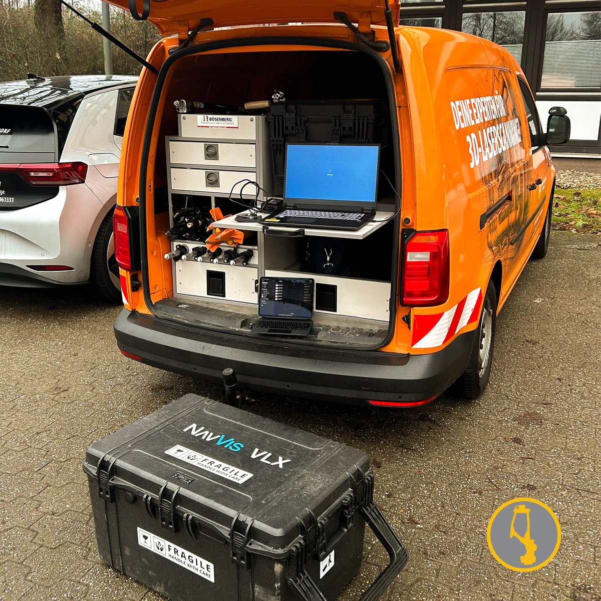 LaOs_Ingenieure's tweet image. ✏️💻 Mobiler Arbeitsplatz 2.0! 🚐

Warum im Büro sitzen, wenn der Kofferraum unseres 3D-Vermessungs-Caddys genauso gut ausgestattet ist? Mit Laptop, Tablet und unserer High-Tech-3D-Laserscanner-Ausrüstung von NavVis VLX als Sitzmöglichkeit sind wir immer da, wo die Action ist🛠️📊