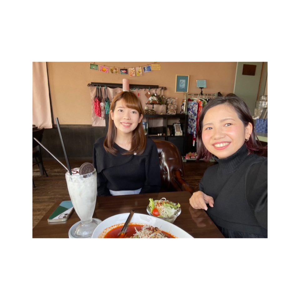 taitoya_onjuku's tweet photo. ちょっちょりーな@ch0ch0lina さんとバンザイカフェさんへ🩵

とっても楽しかった♪
御宿に来てから茶しばける友達あまりいないから本当に嬉しい🥺

店員さんのご指示で縦に2台車を停めることになり、キャンバスオフ会のような写真に🚙📸

海が見えて、ごはんもスイーツも美味しい素敵なカフェでした✨ https://t.co/pkH9Hjc0Dc