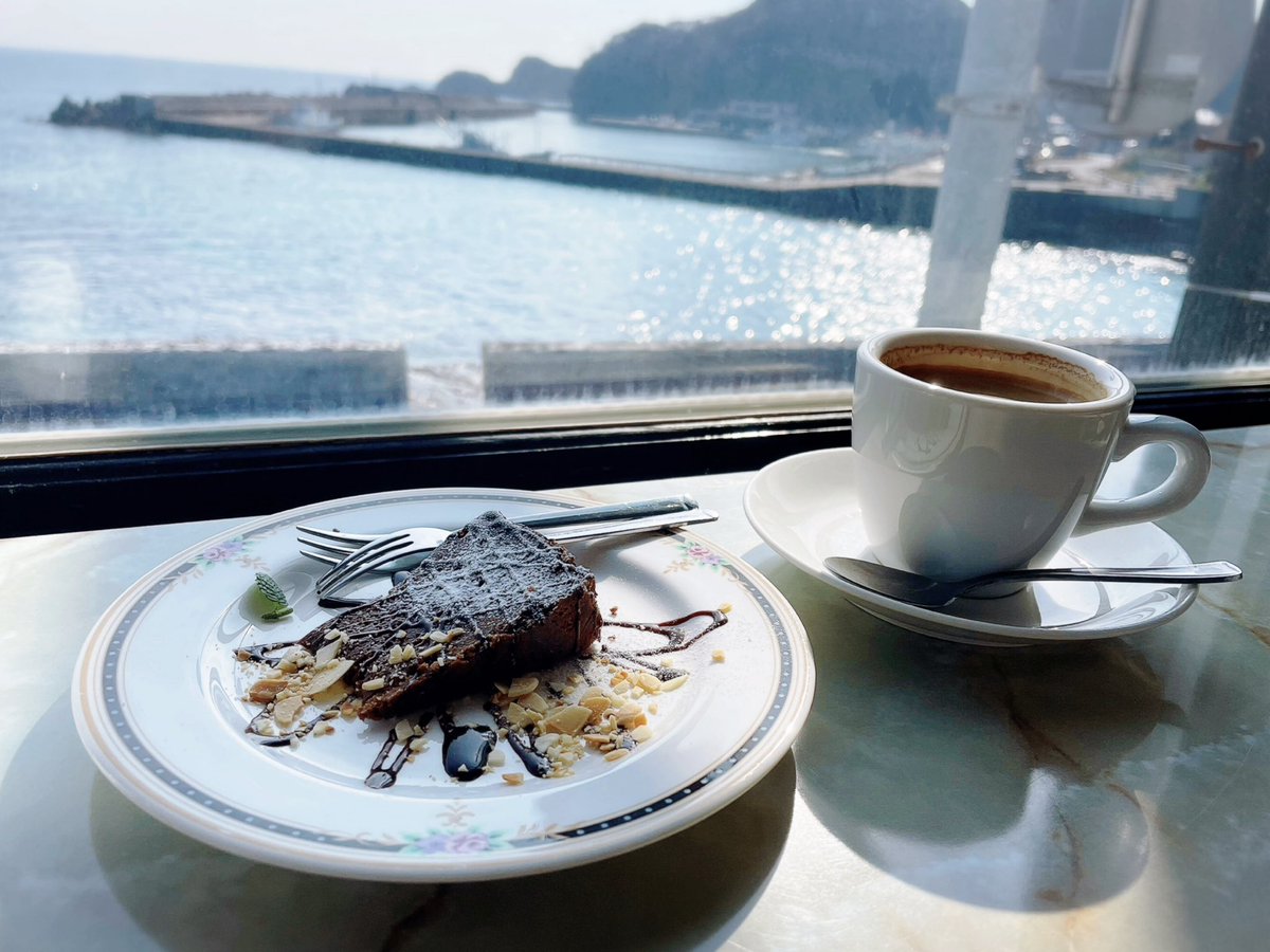 taitoya_onjuku's tweet photo. ちょっちょりーな@ch0ch0lina さんとバンザイカフェさんへ🩵

とっても楽しかった♪
御宿に来てから茶しばける友達あまりいないから本当に嬉しい🥺

店員さんのご指示で縦に2台車を停めることになり、キャンバスオフ会のような写真に🚙📸

海が見えて、ごはんもスイーツも美味しい素敵なカフェでした✨ https://t.co/pkH9Hjc0Dc