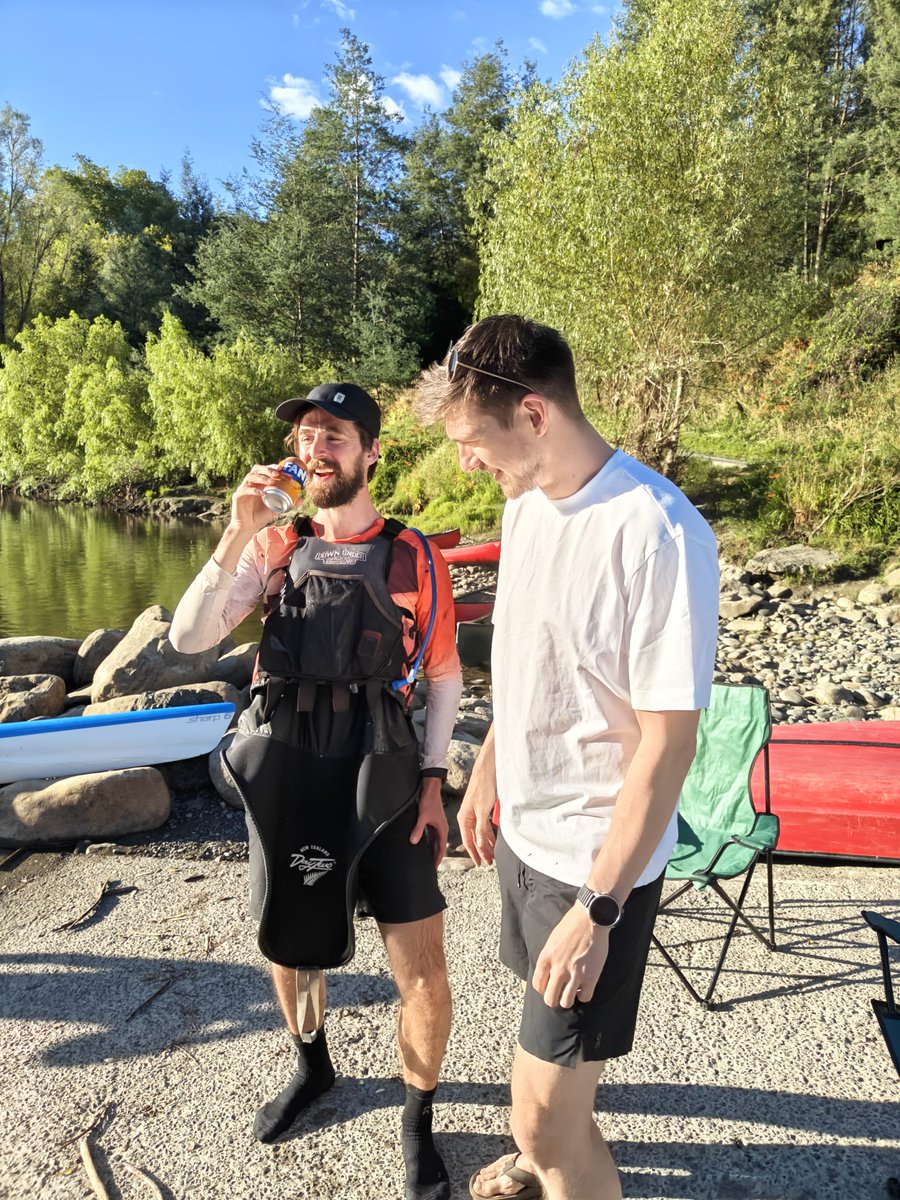 FrankDecorte's tweet image. Day 13 (107km) - 1283/3100km
After a run of 72 km #KarelSabbe starts kayaking for about 35km/120km. Stew, a former long distance kayak champ, who they met on the road will join him.
What a big surprise, the visit of Joren, his brother in law and in arms for many #FKT 
#TeAraroa