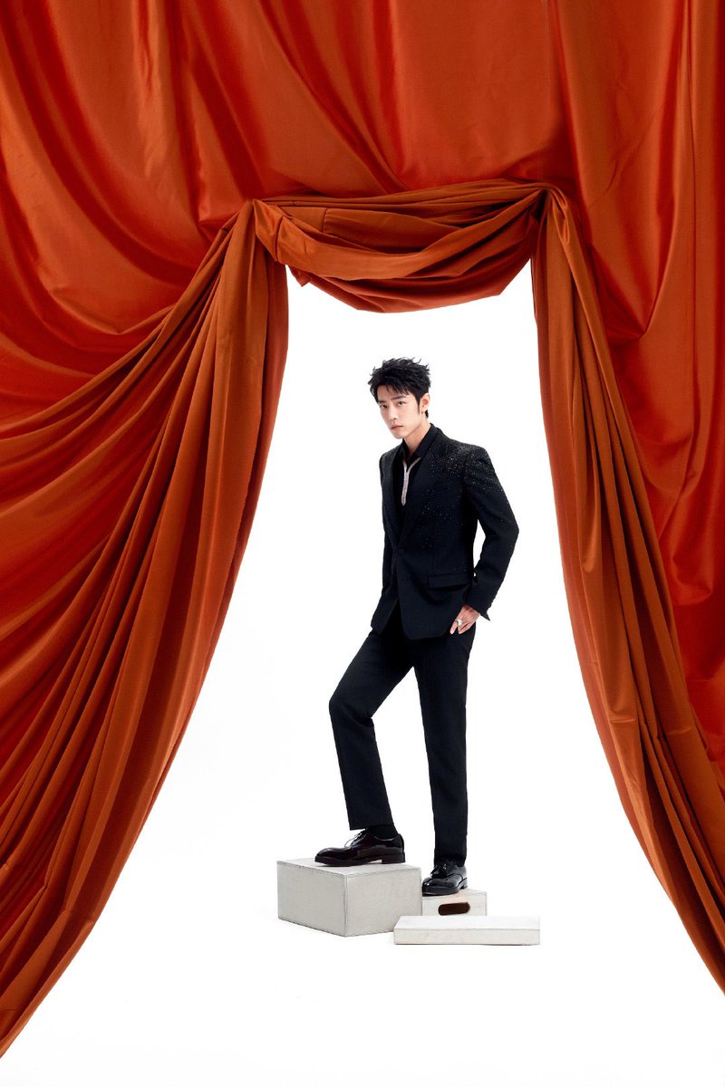 nahz_oaix's tweet photo. so in front of it you will see wang yibo, when the curtain is open and you will see xiao zhan 🤣🤣🤣 jk https://t.co/592n0aekZr