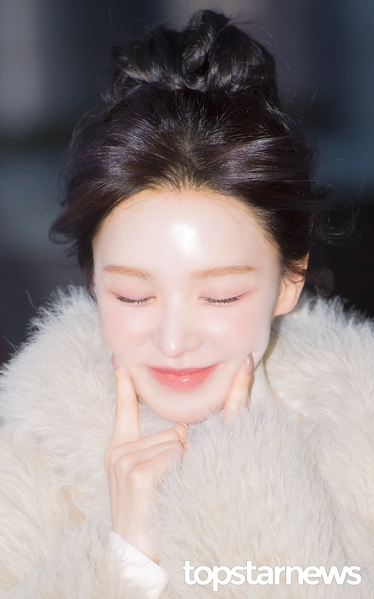 TSN_PHOTO's tweet photo. 레드벨벳 웬디, ‘말랑 달걀을 누르지 마세요’ (웬디의 영스트리트 출근길) [HD포토] #웬디 #WENDY #레드벨벳 #RedVelvet #영스트리트 #출근 #퇴근 #프리뷰 https://t.co/ksbbNAFI92 <- Original Photo https://t.co/l4le5P504c