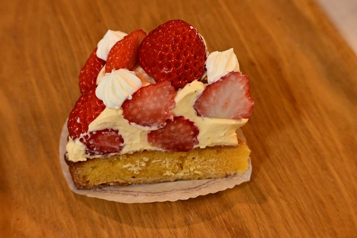 新商品
二段式越後姫タルト
通常、一周苺を飾って完成ですがこの越後姫タルトは更にその上にカスタードクリームを絞り、苺を飾っています。(二枚目の写真がより明解です)
『新潟の旬の越後姫を味わって頂きたい』気持ちが強すぎた結果、生まれてしまったデザート。沢山の方に食べて頂けたら幸いです。