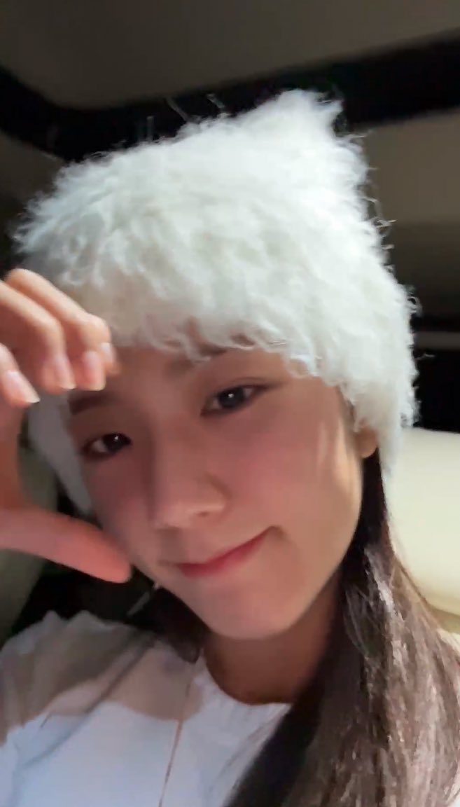 blackpinkbabo's tweet photo. Someone asked Jisoo for spoilers and she said “What’s the point of spoiling now, it’s coming out soon, just enjoy” and she said she hopes Blinks like it! “I love you BLINKKEU ♥️” 😭😭😭 https://t.co/v5YplAiGa3