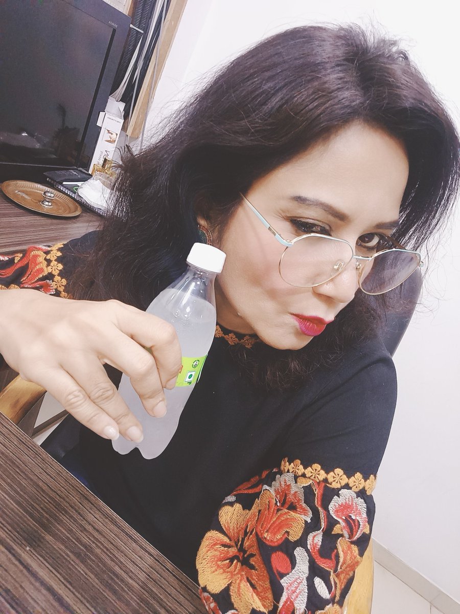 richabpl's tweet image. Kabhi kabhi #tea ki place par #limca bhi pi lene ka 😜 @AlokTiwari9335 ji 😅
#BlackTwitter #tealover