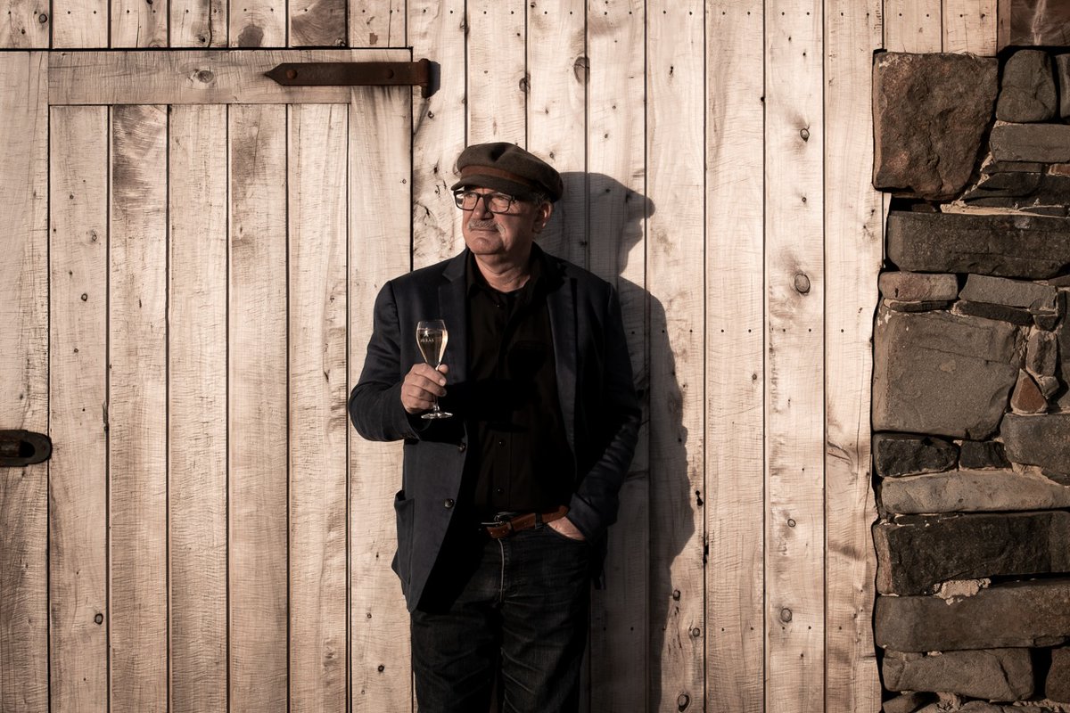 TheBuyer11's tweet photo. In-depth chat with Australia’s greatest sparkling winemaker, a year after @HandpickedWines  bought @HouseOfArras from Accolade with all of its wine stock, vineyards and cellar door. @AnneInVino  spoke to winemaker Ed Carr who can now continue his mission. 
https://t.co/P9FXYtfuQH https://t.co/uIgNSGfZc2