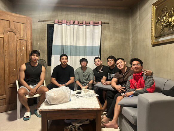 JesnoahThady's tweet photo. 2021
May alak sa lamesa habang nag kekwentuhan about sa buhay ng ibang tao HAHA

2025
No more alak at more on business talks na ang pinag uusapan

Solid parin kayo hanggang ngayon mga paps 🫶🏻 https://t.co/hfWoyNIyIE