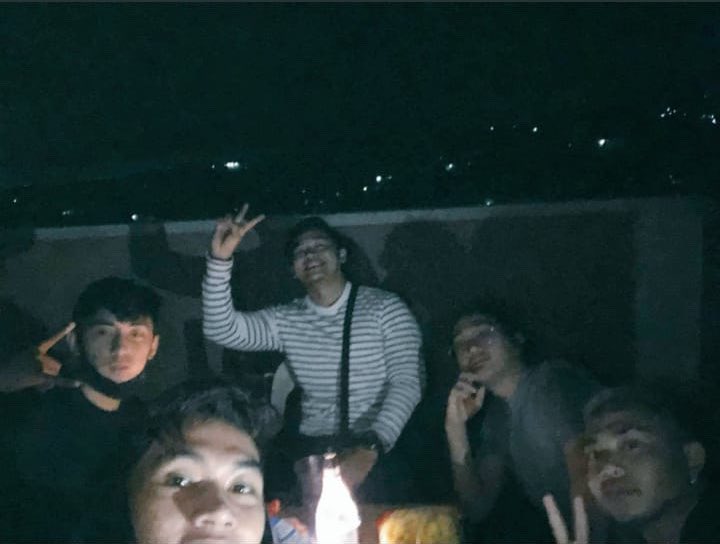 JesnoahThady's tweet photo. 2021
May alak sa lamesa habang nag kekwentuhan about sa buhay ng ibang tao HAHA

2025
No more alak at more on business talks na ang pinag uusapan

Solid parin kayo hanggang ngayon mga paps 🫶🏻 https://t.co/hfWoyNIyIE