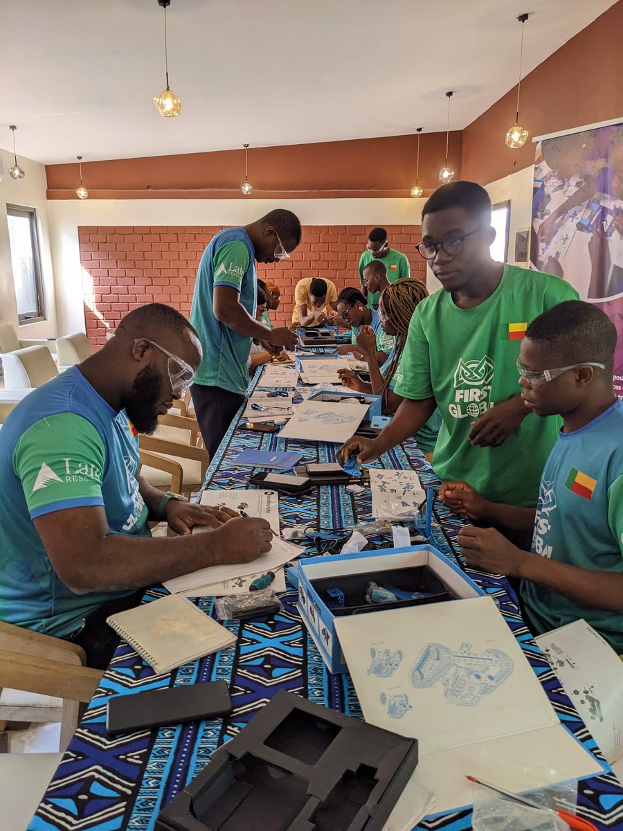 Nous sommes au deuxième jour de formation en robotique. Aujourd'hui ce sera beaucoup de pratique avec toujours Simon Afangnon ! Les participants apprennent à assembler et à câbler le Mbot Ranger. 
<a href="/USEmbassyBenin/">U.S. Embassy Cotonou</a>

#USinBenin
#femCoders15
#10FOR250