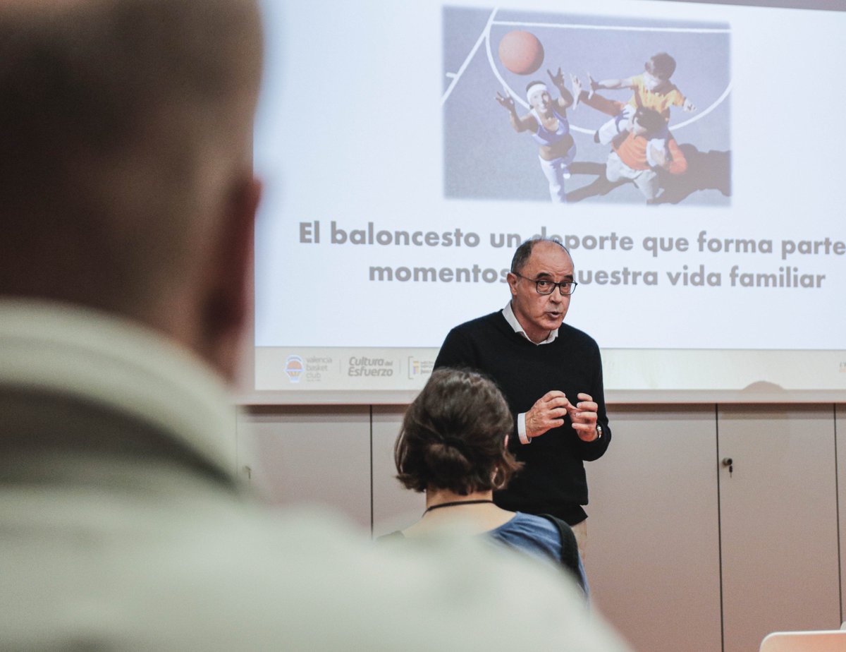 LAlqueriaVBC's tweet photo. 👪🍊 𝐓𝐀𝐋𝐋𝐄𝐑𝐄𝐒 𝐏𝐀𝐑𝐀 𝐋𝐀𝐒 𝐅𝐀𝐌𝐈𝐋𝐈𝐀𝐒

@DavidLlopisPS, experto en Coaching Deportivo, comparte estas semanas con las familias de nuestros jugadores la importancia de la psicología deportiva en el entorno familiar del jugador 🧠✨ https://t.co/HSv4m7K3pz