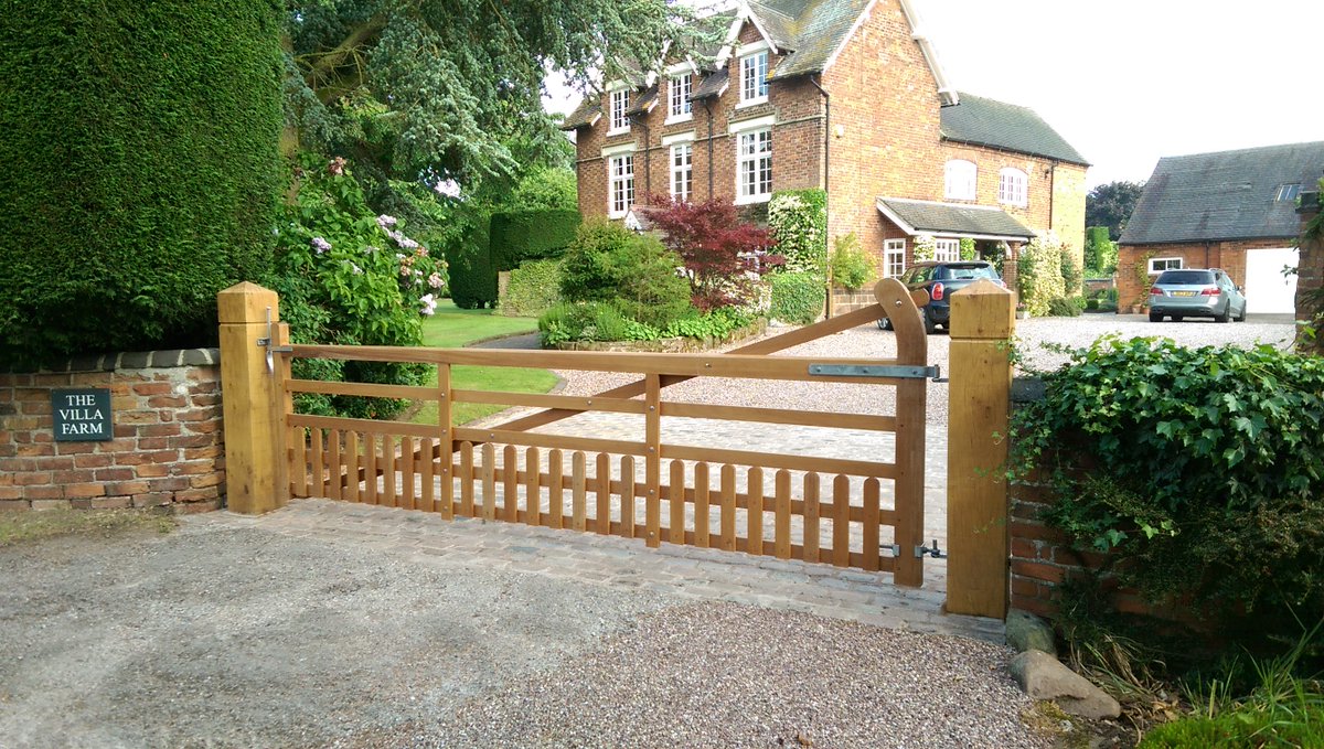 VenablesBros's tweet photo. Hope we're clear of the storms for a while now! 
Storm damage? We can supply Gates, Posts, cladding...
#venablesoak #timbermerchant #oakposts #landscaping https://t.co/t9hPyk5pMJ