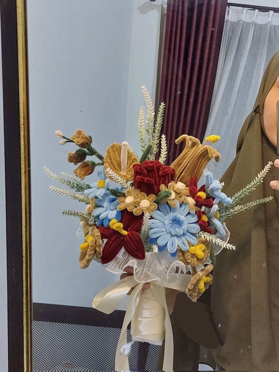 moonlierre's tweet photo. @undipmfs Yukk yang mau ngasi buket yang longlasting buat wisuda februari bisa kepoin ig kita🥰❤️ https://t.co/Cb7dBYx1Up