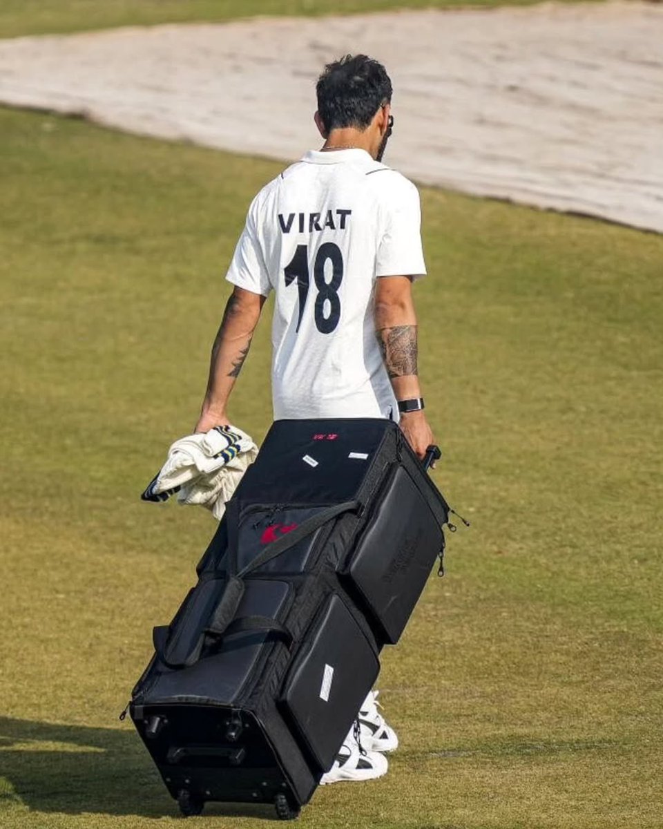 thebharatarmy's tweet photo. Virat Kohli joins the Delhi team as preparations begin for their Ranji Trophy match against Railways! 🏏🔥

📸:  @the_hindu 

#Ranji #ViratKohli #BharatArmy #COTI #Delhi https://t.co/VR0LjlZ6GE
