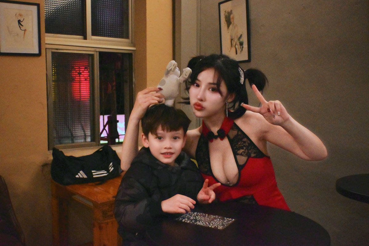 弟弟太可愛了😍娜娜一直趁機想拐他回家😚 娜娜：阿姨好喜歡你喔，可以把你帶回家嗎？ 👦🏼:不行，我有爸爸，妳可以養一個小孩！！

💔💔真的不懂阿姨的心酸耶…每次都是遇到想打炮玩玩的男人…沒遇到好對象 怎麼口以有小孩啦？

小朋友就是這麼的單純可愛 欠捏😗
所以有人要娶我嗎？！ 喔…不是啦😛
娜娜想說的其實是～～👇🤣

今天除夕是圓滿的日子 祝你們和家人一起圍爐感到滿滿幸福  2025年 一起迎接更好的每一天！㊗️ 新年快樂，財運滾滾來🎉🎉 愛你們💖
