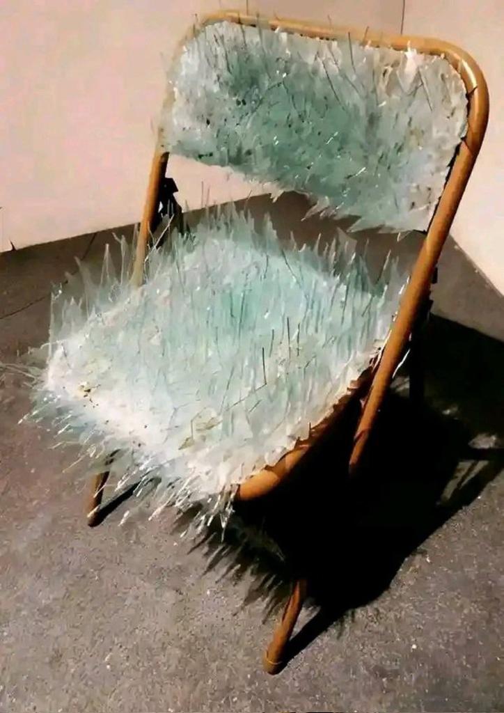 iamarnoldworld's tweet photo. Seat on this chair or do a physics paper. 😂 https://t.co/VAw9AVndy5