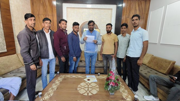 कंप्यूटर अनुदेशक नियमित भर्ती जारी करना हेतु आज पत्र लेखन के माध्यम से RLP सुप्रीमो माननीय<a href="/hanumanbeniwal/">HANUMAN BENIWAL</a>जी को ज्ञापन देकर नियमित भर्ती जारी करवाने और ठेके प्रथा को बंद करवाने के बाबते It युवा <a href="/kailashramnaya2/">kailash</a>राजेन्द्र चेनाराम मनीष समस्त युवा साथी को धन्यवाद
<a href="/BhajanlalBjp/">Bhajanlal Sharma</a>