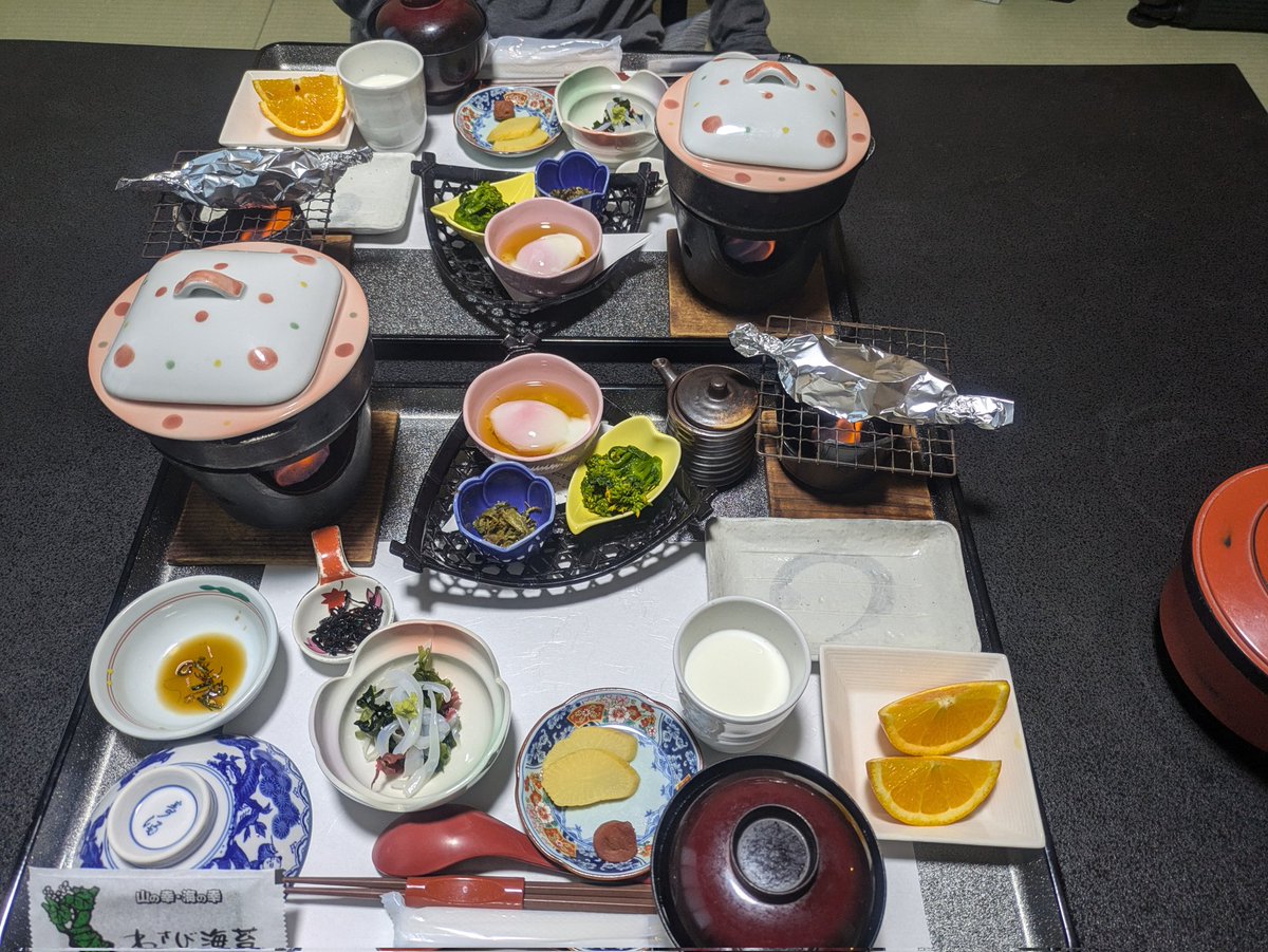 塩原の渓雲閣行って来た
何ヶ月かに1回行く温泉♨️が楽しみになってきてる
たぬきの右隣には本物のたぬたぬが笑顔で居た☺️
夜ご飯は中継を聴き流ししてたんで撮り忘れ
良き温泉♨️良きご飯🍚そして大事な喫煙(-。-)y-゜゜゜
また行きたいお宿
  #渓雲閣  #にごり湯