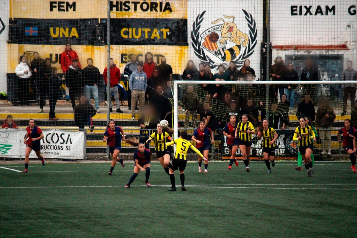 Un arbitratge polèmic entela l’actuació de les nostres jugadores. Partidàs groc i negre amb la grada, i el camp, de gom a gom.

Orgullosos de vosaltres, <a href="/ce_mataro/">CE Mataró</a> . Esteu escrivint un nou capítol de la història d’aquest escut! 🐝